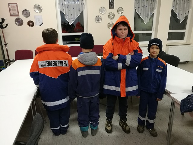 Neue Jacken für dei Jugendfeuerwehren