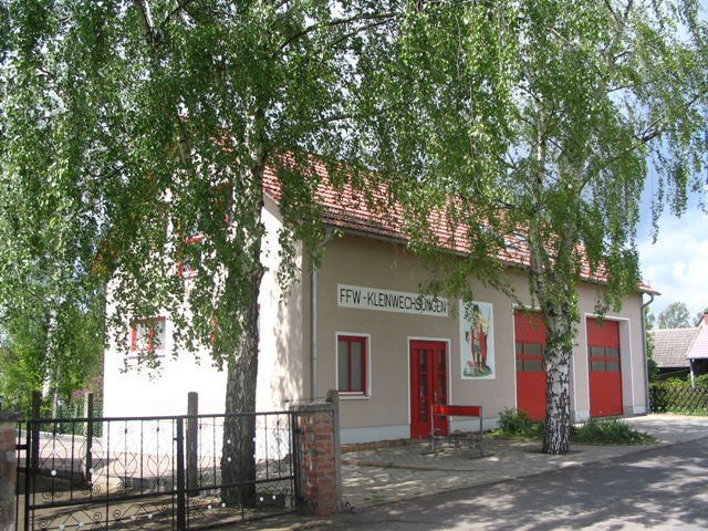 Das  ist das neuerrichtete Feuerwehrgerätehaus